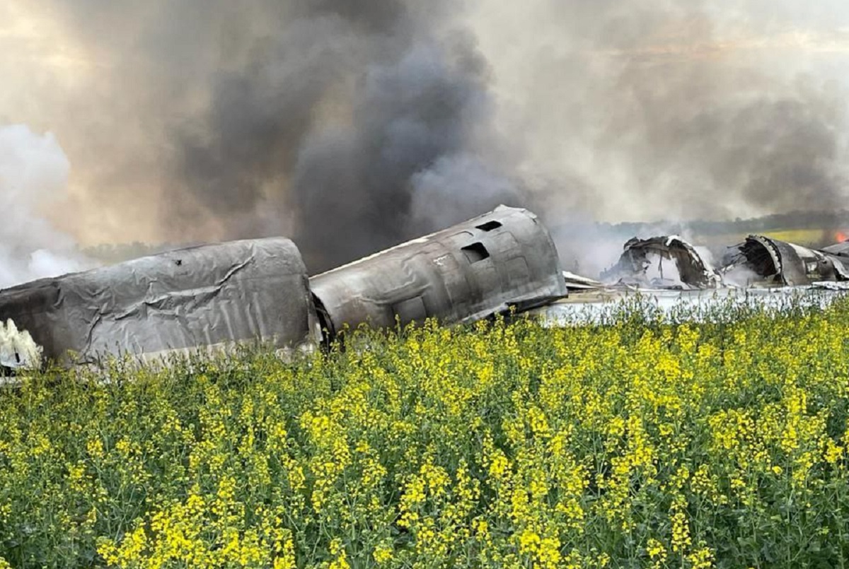 В Ставропольском крае в поле упал самолет, двух выживших пилотов везут в больницу