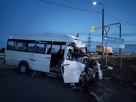 В Свердловской области в ДТП с микроавтобусом пострадали три человека