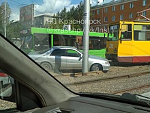 «Лебедь, рак и щука»: автобус, трамвай и легковушка не разъехались в Красноярске