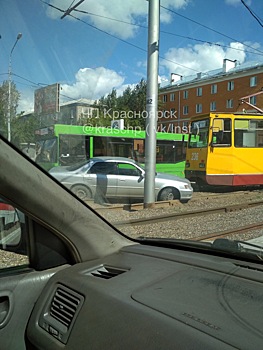 «Лебедь, рак и щука»: автобус, трамвай и легковушка не разъехались в Красноярске