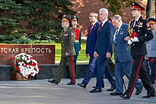 Цветы к Могиле Неизвестного Солдата возложили в День города Москвы