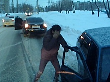 Легковой автомобиль протаранил встречный троллейбус в Башкирии. Видео