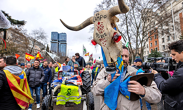 Тысячи испанских фермеров съехались в Мадрид для участия в протестах