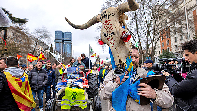 Тысячи испанских фермеров съехались в Мадрид для участия в протестах
