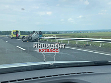 Легковушка перевернулась на трассе под Кемеровом