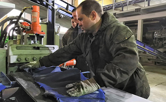 Замгубернатора Сергей Стародубцев познакомился с курским производителем резино-полимерных покрытий