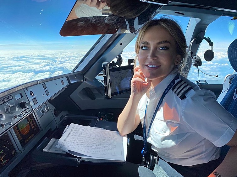 А эта девушка решила стать пилотом еще в детстве. В 17 лет Аман пошла в пилотную школу, отказавшись от "профессий для леди", на которые ее уговаривали близкие.