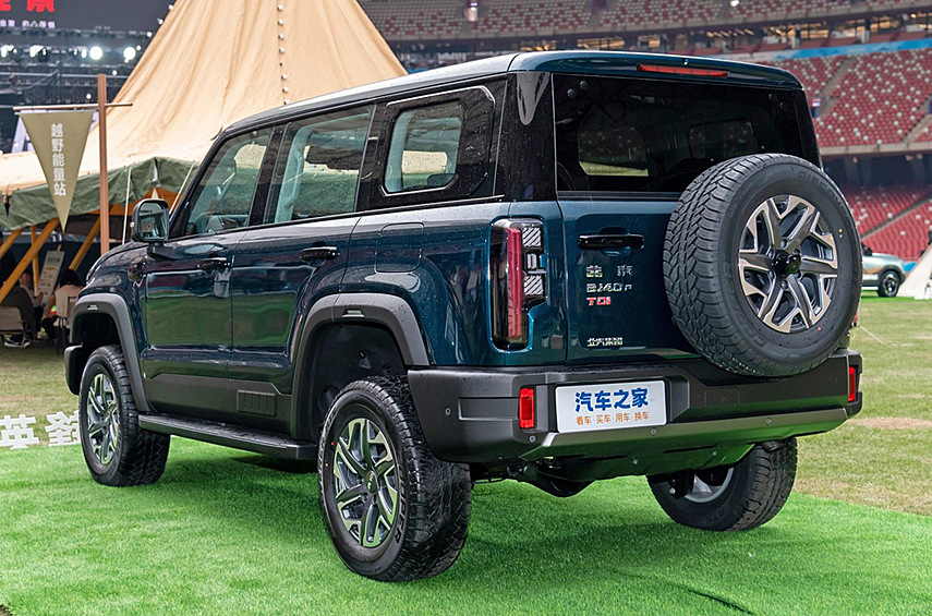 Машина сможет преодолеть брод глубиной до 800 миллиметров, углы въезда и съезда составляют 38 и 36 градусов соответственно. У неё неразрезной мост и блокируемый дифференциал сзади, полный привод с жёстким подключением и «понижайка».