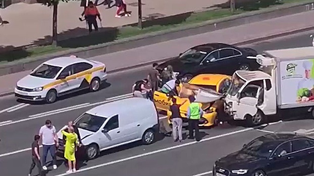 В Москве женщина пострадала при столкновении семи машин