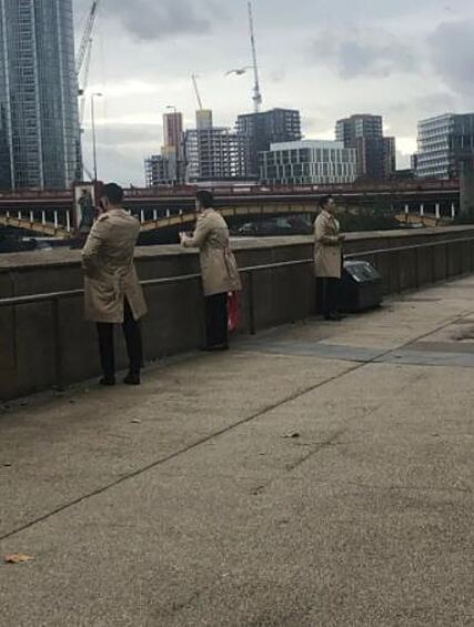 Они стояли напротив здания MI6 в Лондоне.