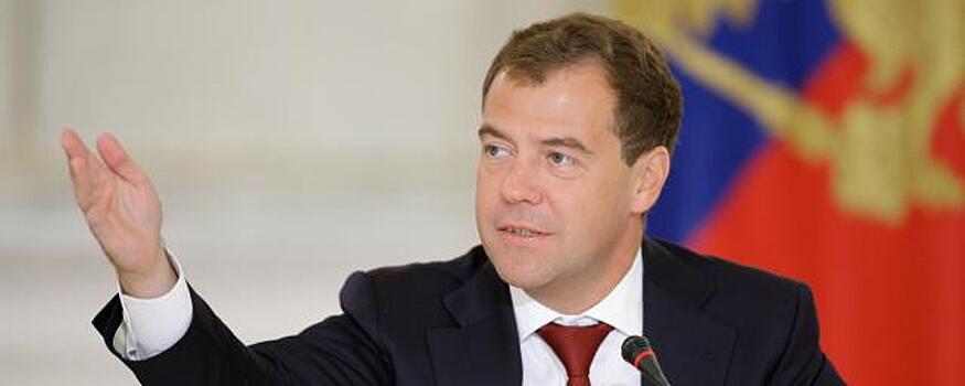 Медведев считает, что самоизоляция - это плохо