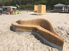 На пляже Янтарного появилась скамейка в виде волны