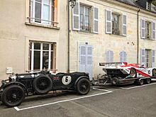 Британец отбуксировал классический гоночный Porsche на раритетном Bentley