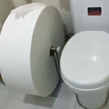 «Без юмора никуда»: Пригожин приобрел гигантский рулон туалетной бумаги