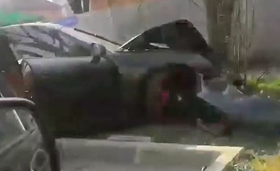В Краснодаре водитель на спорткаре Porsche врезался в дерево