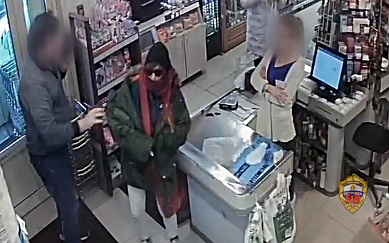 Девушка с канцелярским ножом пыталась украсть водку и дезодорант из магазина в центре Москвы