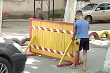 Малолетние украинцы перекрыли двор дома и матом потребовали плату за проезд