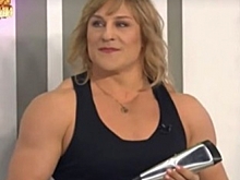 Девушка из Магнитогорска свернула сковородку в трубочку в эфире телеканала "Россия-1"