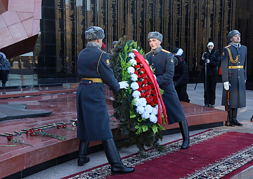 В Хабаровске на мемориале «Вечный огонь» состоялись торжественная церемония возложения цветов, посвященная Дню защитника Отечества