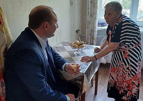 Михаил Довбня поздравил с 90-летием жительницу района