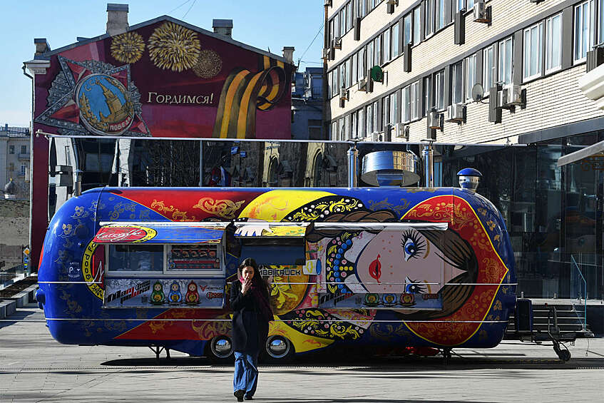 Фуд-трак «Матрешка», установленный у закрывшегося ресторана «Макдоналдс» на Пушкинской площади в Москве, 18 марта 2022 года