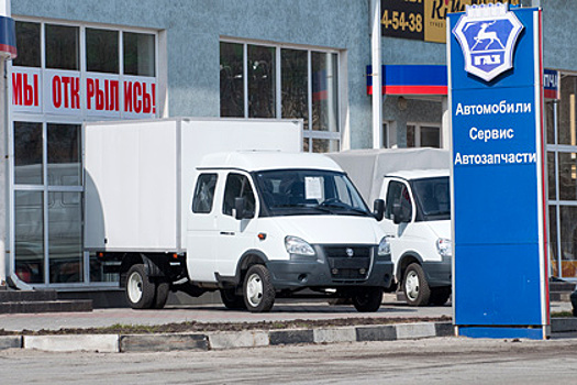 Продажи грузовиков в России упали вдвое