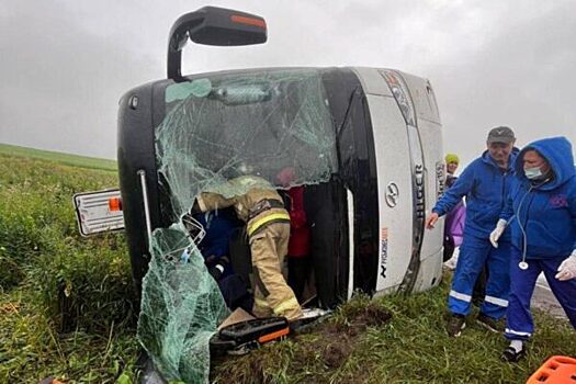 Автобус с 40 пассажирами перевернулся на трассе в Башкирии