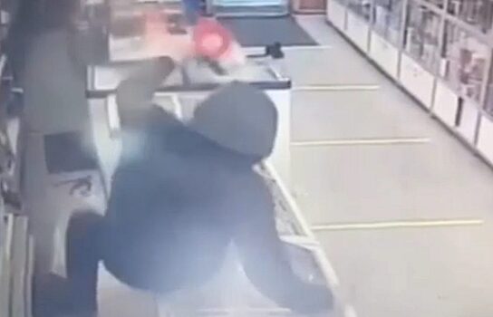 Тюменец в маске из тельняшки совершил разбойное нападение на магазин
