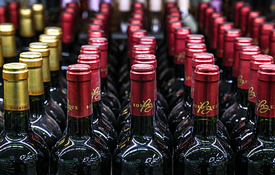 Обувью, вилкой, ключом: как открыть вино без штопора