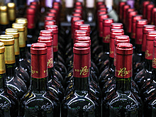 Обувью, вилкой, ключом: как открыть вино без штопора