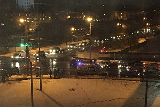 Пензенцы сообщают об искореженных иномарках на перекрестке в Терновке