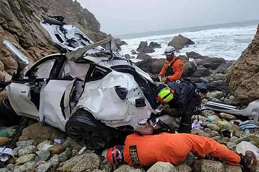 В США врач съехал в обрыв с семьей на автомобиле Tesla