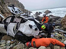 В США врач съехал в обрыв с семьей на автомобиле Tesla