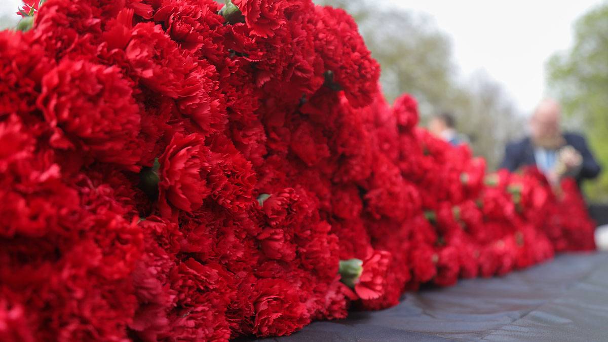 Стихийный мемориал появился в Саратове на месте обнаружения тел молодой пары