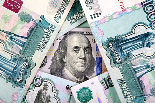 Эксперты сказали, как кризис отразится на долларе и рубле