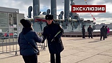 Военные моряки вручили тюльпаны петербурженкам у крейсера «Аврора»