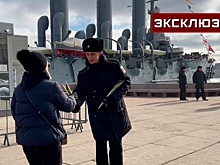 Военные моряки вручили тюльпаны петербурженкам у крейсера «Аврора»