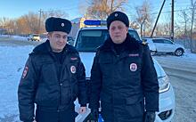 В Красноярком крае полицейские эвакуировали жильцов дома, у которых загорелась баня