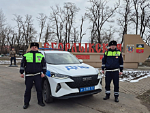 Вез груз в зону СВО: донские полицейские помогли водителю с поврежденным колесом