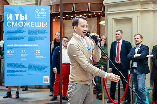 Актер Евгений Миронов посетил открытие фотовыставки «И ты сможешь!» в ГУМе