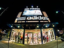 Ритейлер adidas до конца года закроет 160 магазинов в России