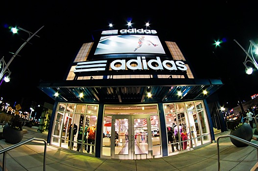 Ритейлер adidas до конца года закроет 160 магазинов в России