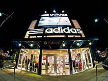 Ритейлер adidas до конца года закроет 160 магазинов в России