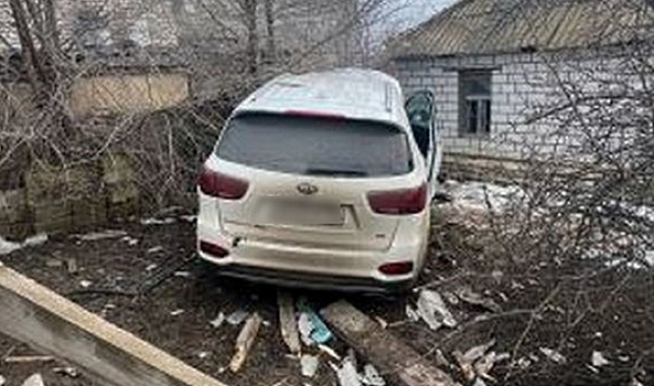 В Волгоградской области 49-летний водитель умер после столкновения иномарки с забором