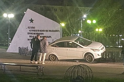 Въехавший в фонтан на площади Победы водитель накатал на четыре статьи