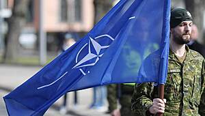 Страны НАТО пытаются лестью удержать США в альянсе