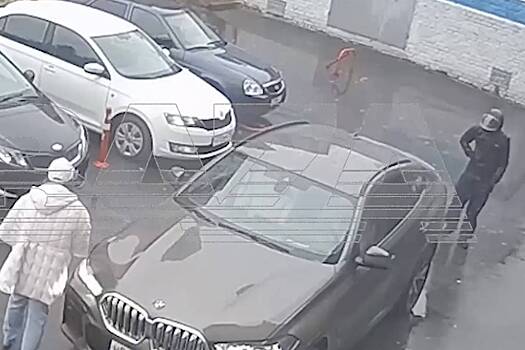 Напавшего с ножом на жену казанского бизнесмена киллера этапировали в Россию