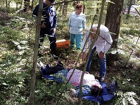 Подмосковные спасатели помогли получившей инфаркт женщине в лесу