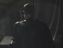 Сыгравший Бэтмена Бэйл пожелал преемнику обзавестись новым костюмом