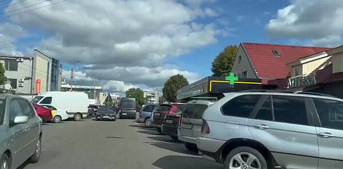 В Калининграде посетители кафе фастфуда превратили улицу в парковку